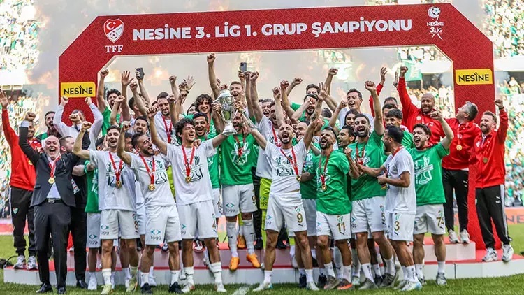 Bursaspor, şampiyonluk kupasını kaldırdı