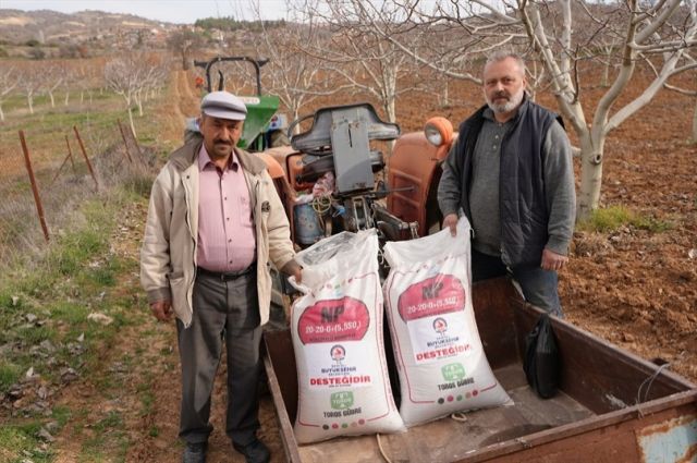 Büyükşehir'den Çiftçiye Gübre ve Tohum Desteği