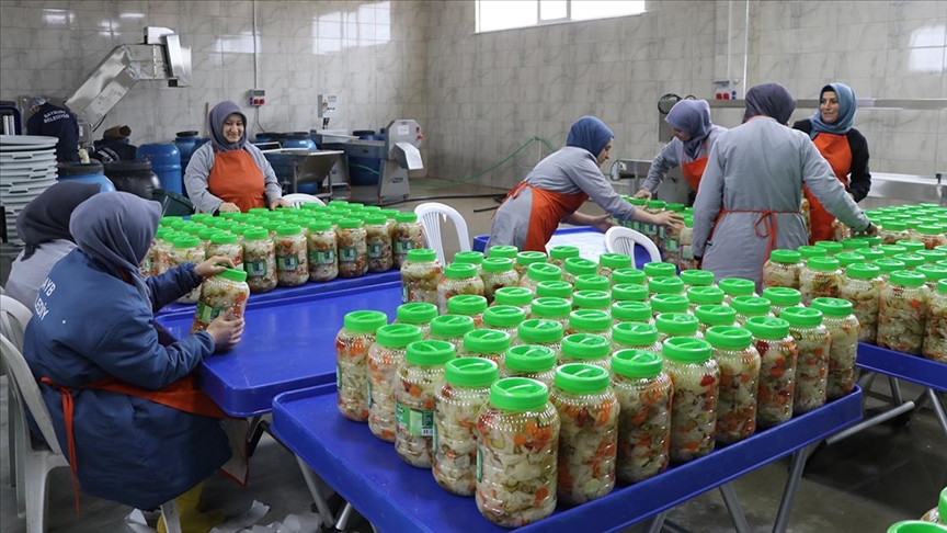  Kurduğu fabrika hem işçiye hem çiftçiye kazandırıyor